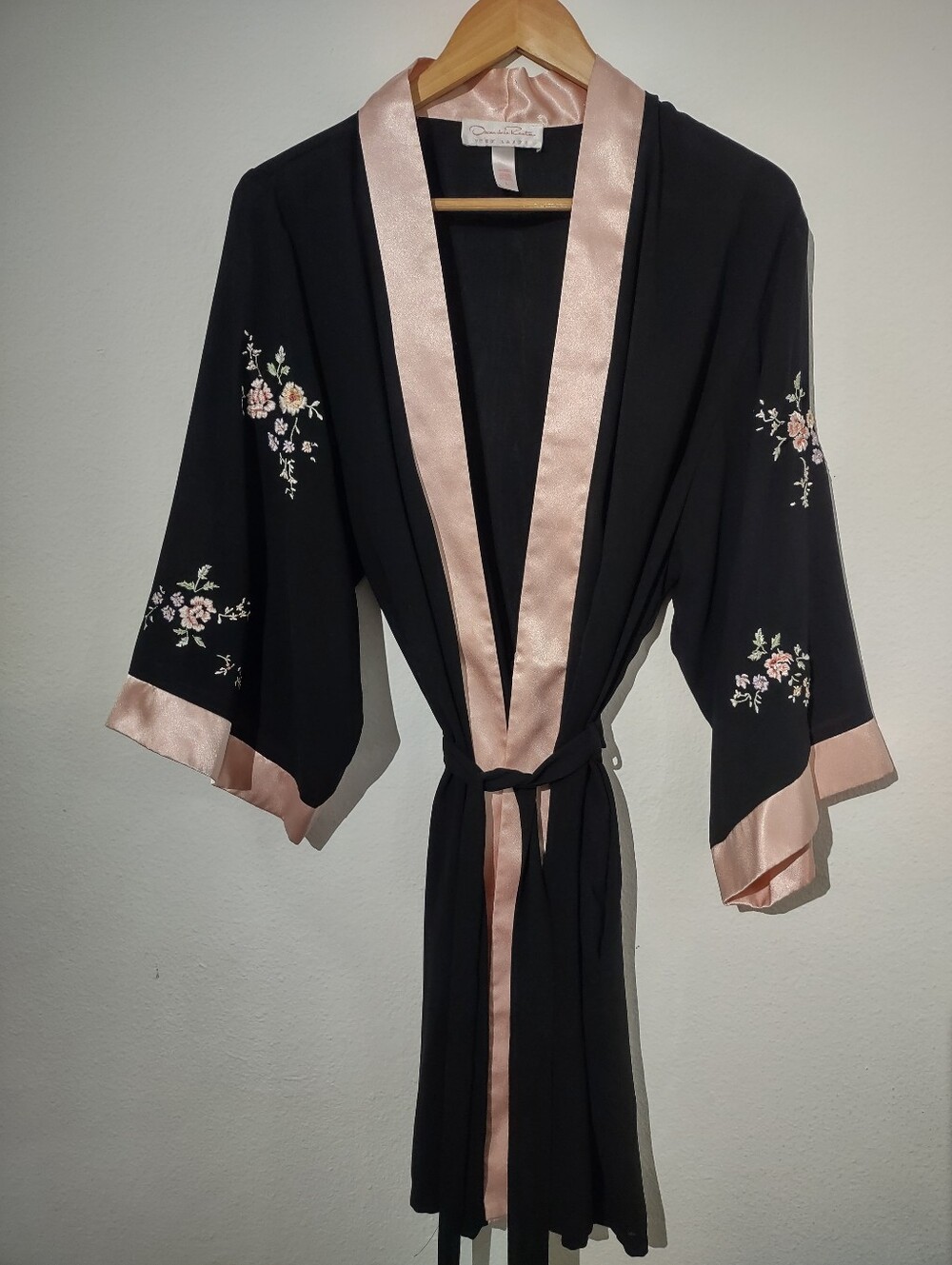 Vintage Oscar de la Renta Pink Label Robe L Black Floral Embroidered Pink Satin